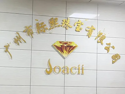İsrailli Müşteri, Guangzhou Tesisinde Bakır Takı Örneklerini İnceliyor